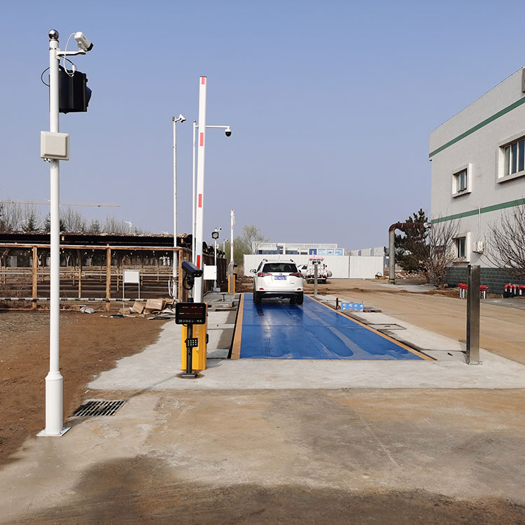 青島柏尊集團(tuán)2臺(tái)無(wú)人值守稱(chēng)重系統(tǒng)以及地磅汽車(chē)衡，維特沃斯地磅廠家進(jìn)行安裝調(diào)試完成交付客戶(hù)使用，柏尊集團(tuán)位于青島市黃島區(qū)，下面直接分享客戶(hù)現(xiàn)現(xiàn)場(chǎng)照片。